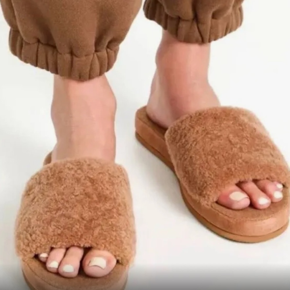 Vince Kenia Lamb Fur Slippers size 6